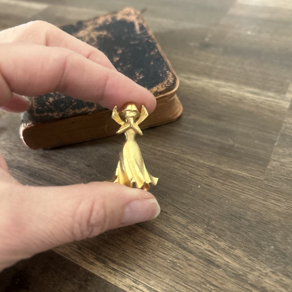 Vintage Praying Angel Textured Gold Tone Detailed Brooch Pin 1.5" Tall